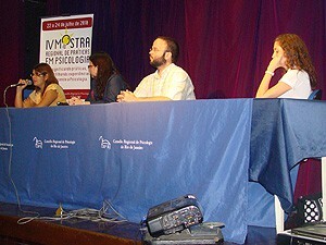 Mesa-debate-tensoes-e-possibilidades-no-encontro-da-Psicologia-com-a-Educacao_01-300x225.jpg